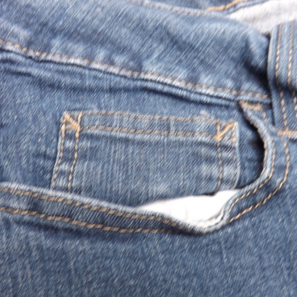 Cuffed Capri Jeans - Picture 4 of 6